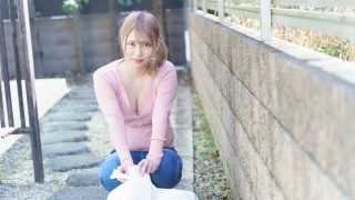 如月結衣　谷間全開でゴミ出し場所に来る人妻は性欲を持て余しているはず！